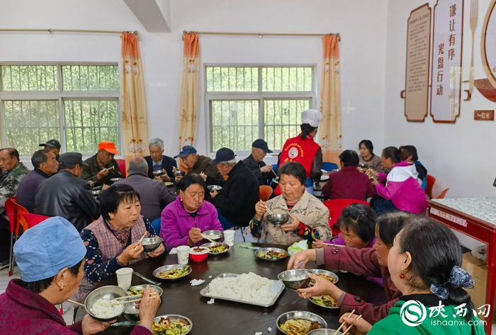 4月15日，留凤关村幸福大食堂内，老人正在就餐。记者 袁晨/摄