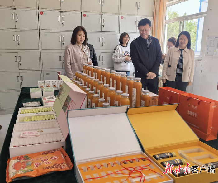 宁夏沃福百瑞公司客户考察华池沙棘产品。新甘肃•甘肃日报记者王朝霞 摄