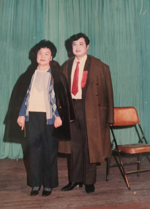 评剧演员秋冷艳与杨洪声评剧院内合影