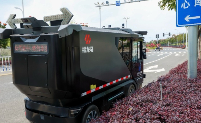 工作中的福龙马无人环卫车