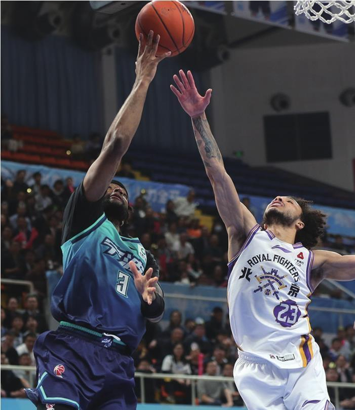         宁波队（左）首次进入季后赛，本赛季CBA格局迎来较大改变。 新华社发