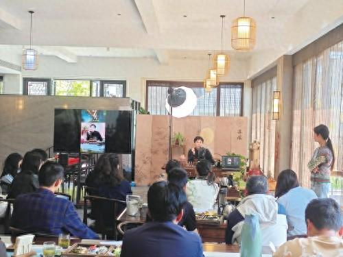 直播现场教学。 受访者供图