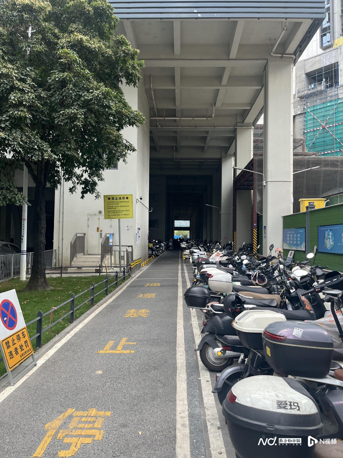 长圳地铁站桥下空间，电动自行车停得井然有序。