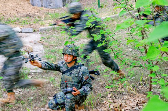 图为在山林地搜剿课目演练中，刘昌金利用穿越机进行前出侦察。 本报通讯员 康旭东 摄