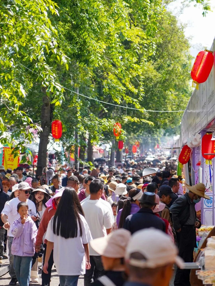 往年长街宴的热闹景象。图源：“大理文旅”微信公众号