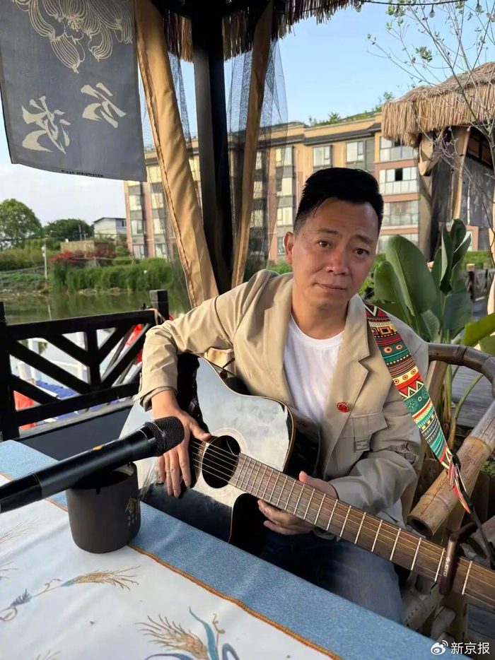 ​张勇弹唱了一首以前创作的藏族歌。新京报记者 黄依琳 摄