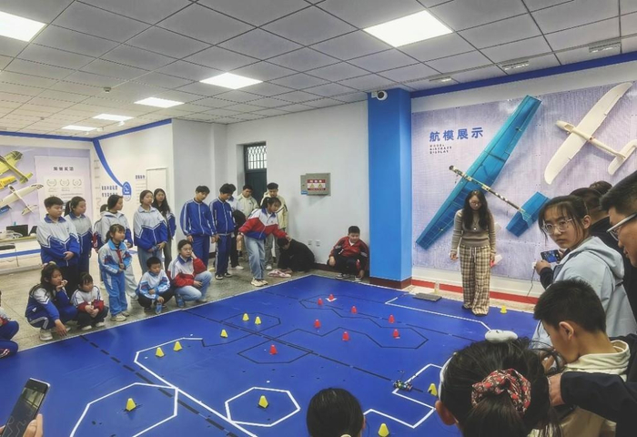 参观格斗机器人俱乐部