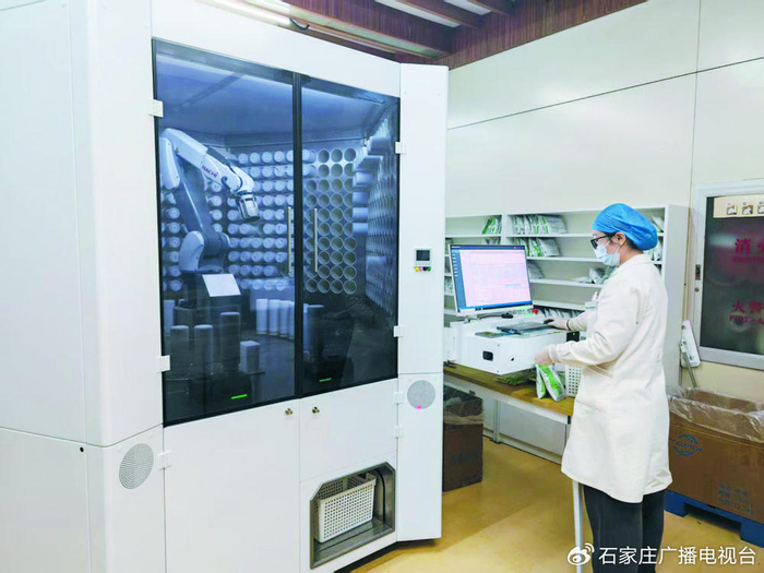 石家庄市中医院药剂科工作人员在现代化免煎药房工作。　（石家庄市中医院供图）