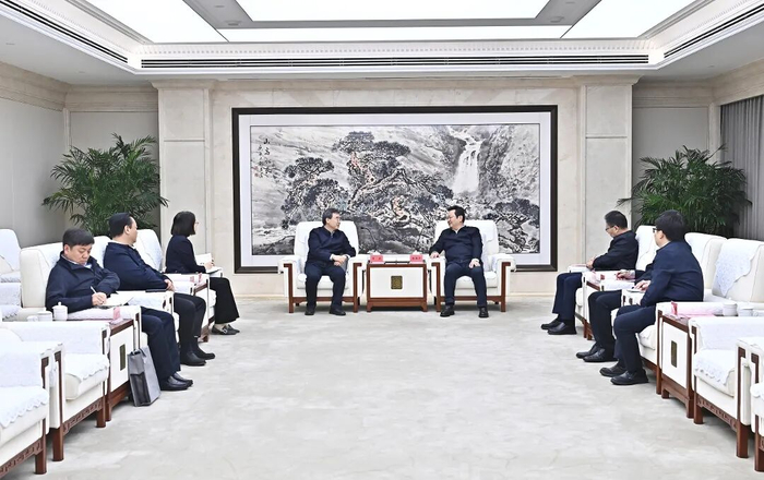 张国华与北京市委教育工委副书记、市教委主任李奕一行举行工作座谈。刘向阳摄