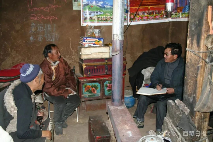 图为扎西班典下乡采访中。（扎西班典供图）