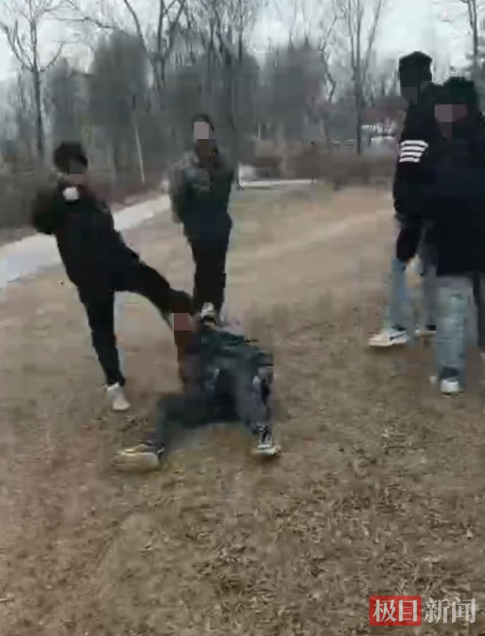 小泽被殴打（视频截图）