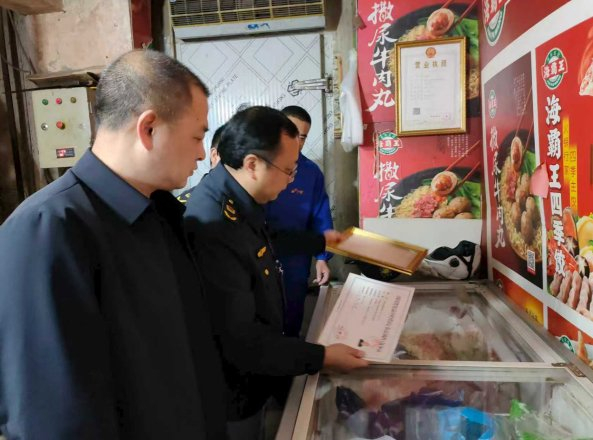 渠县市场监管局执法人员检查冻货店销售牛肉制品现场