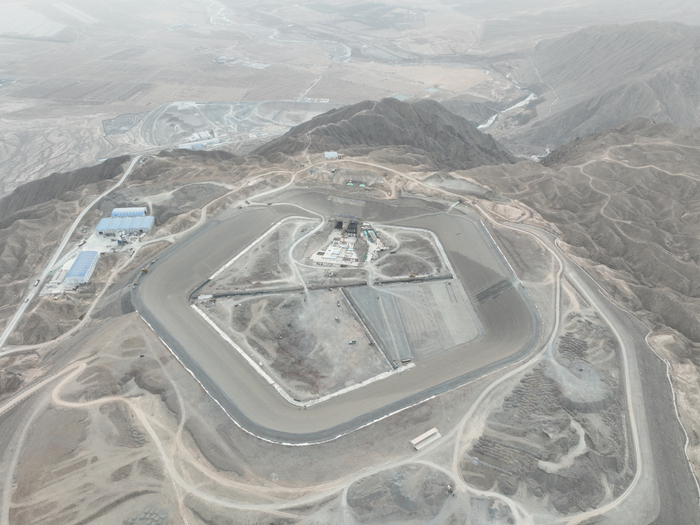 　▲ 2026年4月，航拍张掖抽蓄电站上水库施工现场。本文摄影：孙恺 