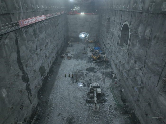 　　▲ 张掖抽蓄电站地下主厂房正在进行最后一层的开挖施工。
