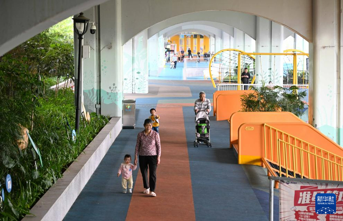 广州黄埔区北师大二纵路桥下空间打造的南岗河悦动公园，市民和小朋友在休闲散步。新华社记者 邓华 摄