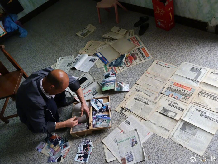 ​雷谏声在故纸堆里寻找老照片。新京报记者 黄依琳 摄