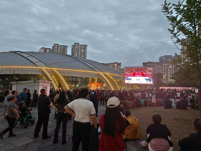 富顺民众关注四川女篮比赛