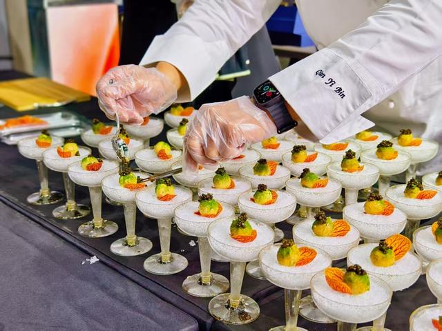 味Fusion创意厨房带来的“酱油瓜子熟成三文鱼”。杨爱博 摄