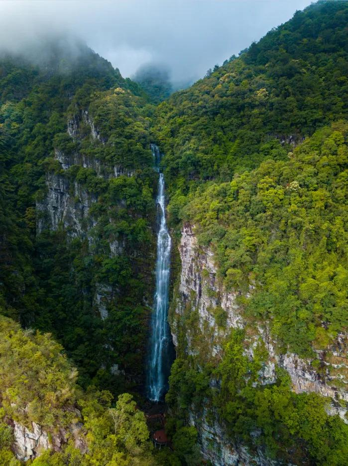 ▲武宣百崖大峡谷天女散花瀑布。（图源/武宣县文化广电和旅游局）