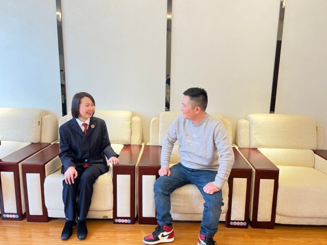 2025年12月，工程款解冻后，贵州省安龙县检察院检察官与某建设公司负责人交流。