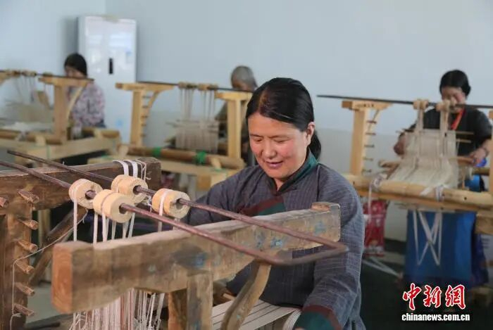 资料图为德吉措正在编织产品。乐乐玛蒙藏特色手工制品公司供图