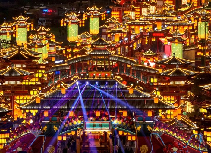 这是美稷·长河里夜未央文化街区夜景。（曹政 摄）