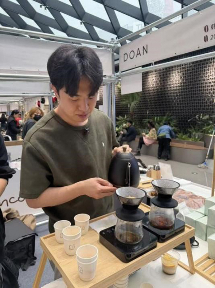 　　图为西单更新场“韩国咖啡节”现场咖啡师操作。