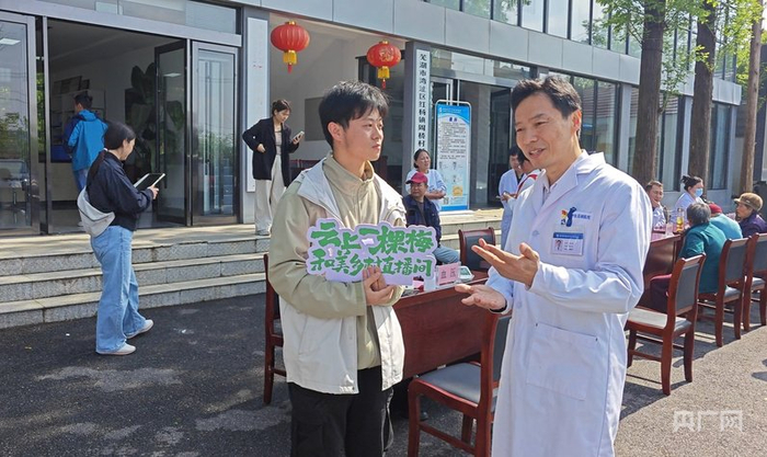 徐潇翰在周桥村开展义诊直播活动（央广网发  受访者供图）