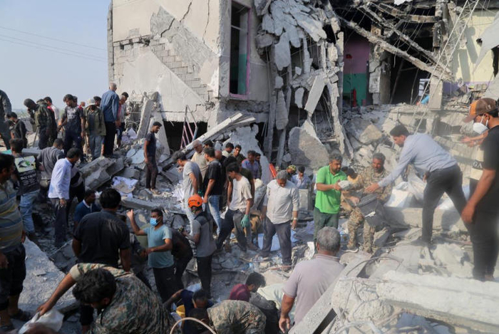 ▲2月28日，伊朗米纳卜市一所被袭击的小学，救援人员和当地居民试图从废墟里营救伤员