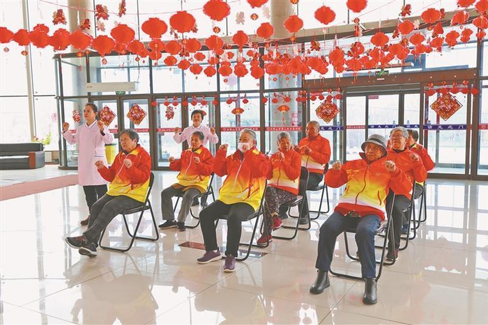     福利院的老人们在做手指运动。孙艺格摄