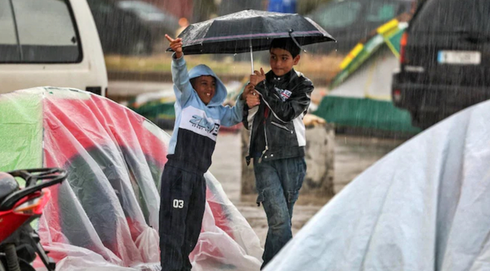 ▲伊拉克民众避雨