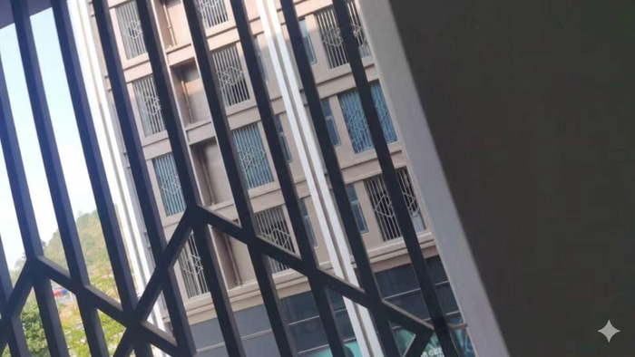 ▲被困人员称，雍景台内部仍旧是高墙铁窗