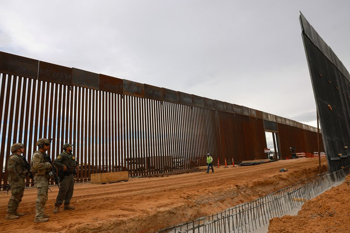 3月10日，美军人员和边境巡逻队员在美墨边境警戒 IC photo