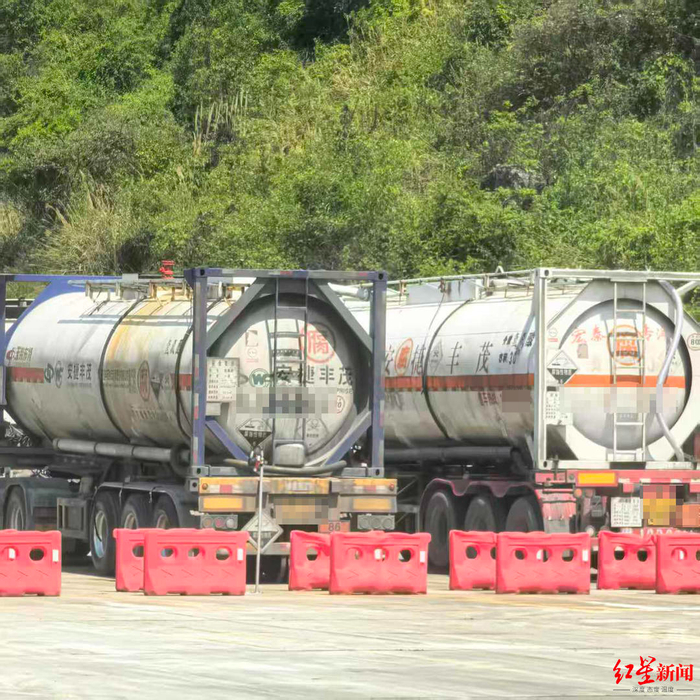 ▲考核巡查组检查的两辆危险品运输罐车。