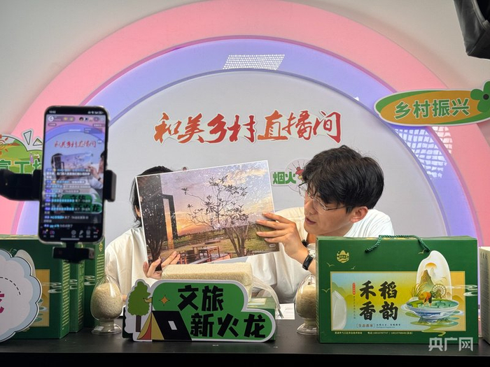 主播推荐当地特色文旅点位（央广网记者  刘畅司晨  摄）