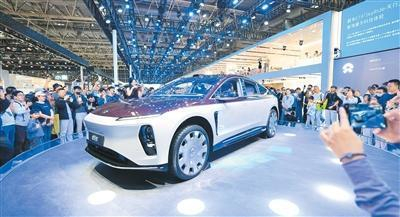  在2026北京车展上，参观者在蔚来汽车公司展台参观ET9天行全主动悬架系统展示。新华社记者 鞠焕宗摄