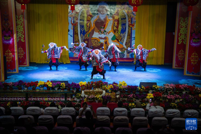 游客在山南市乃东区扎西曲登社区观看藏戏表演（2024年6月24日摄）。新华社发（旦增努布 摄）
