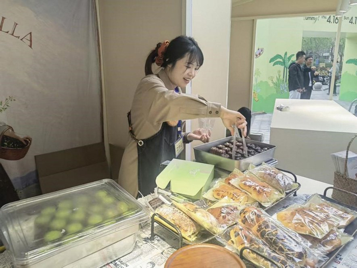 　　图为丽泽甜品节现场。