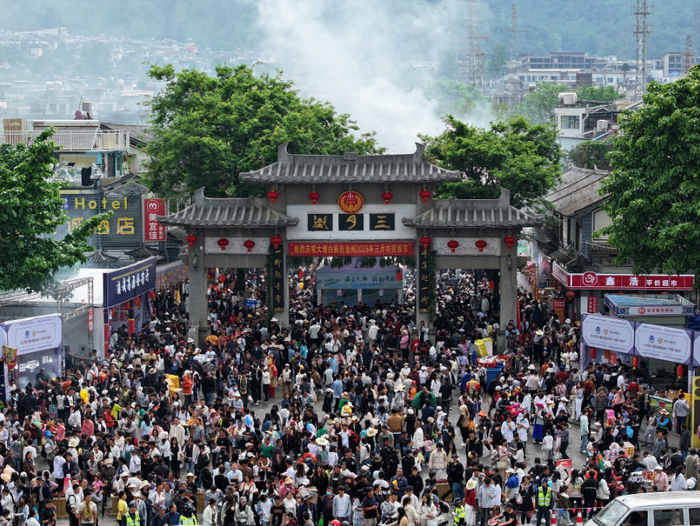 往年三月街热闹盛状。大理州委宣传部 供图