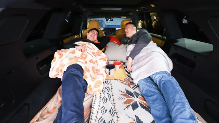 △左为蔚来联合创始人、总裁秦力洪，右为他睡在同铺的兄弟李斌