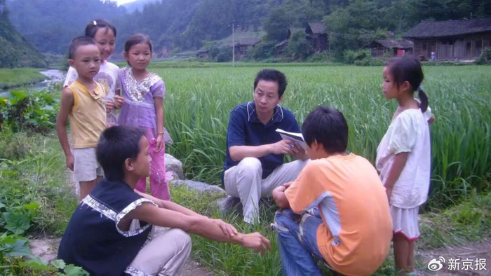 ​20年前，潘礼平在田间采访。受访者供图