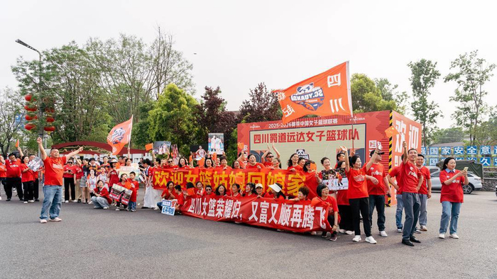 富顺民众夹道欢迎四川女篮载誉归来