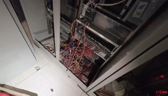 ▲消防控制室机柜内杂乱的线缆。