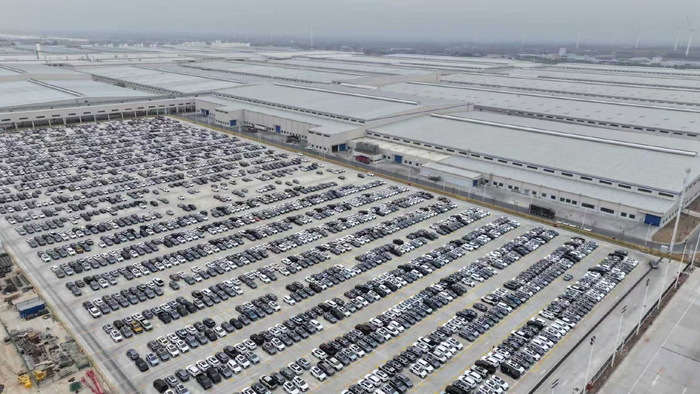 新下线的比亚迪整车在比亚迪厂区停车场整齐停放。图片来源：河南日报