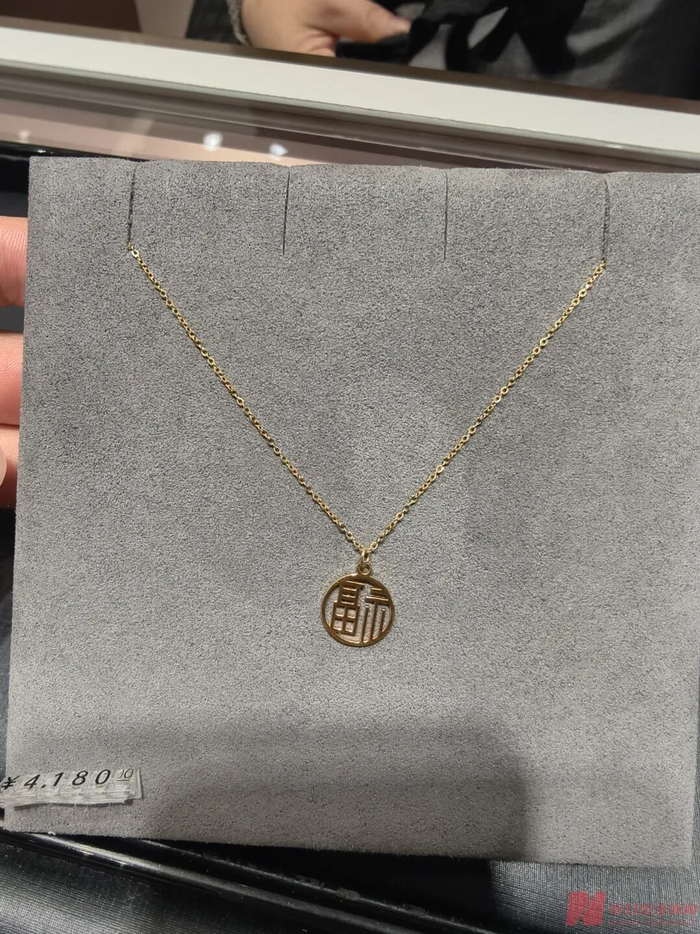 深圳一家周大福销售的“一口价”K金产品 图片来源：每经记者 赵景致 摄