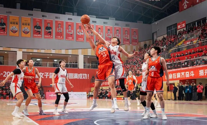 四川女篮比赛顽强拼搏