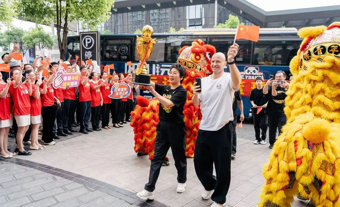 四川女篮载誉归来