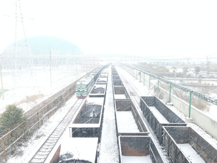 中国中煤电煤专列在大雪中满载启程，保障能源稳定供应。