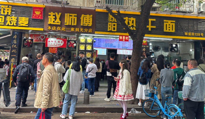 29日中午1点，粮道街还在排长队。记者黄丽娟 摄