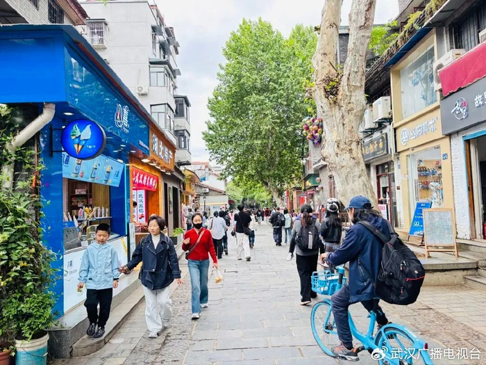 在昙华林，外地放春假的孩子都来了。记者黄丽娟 摄